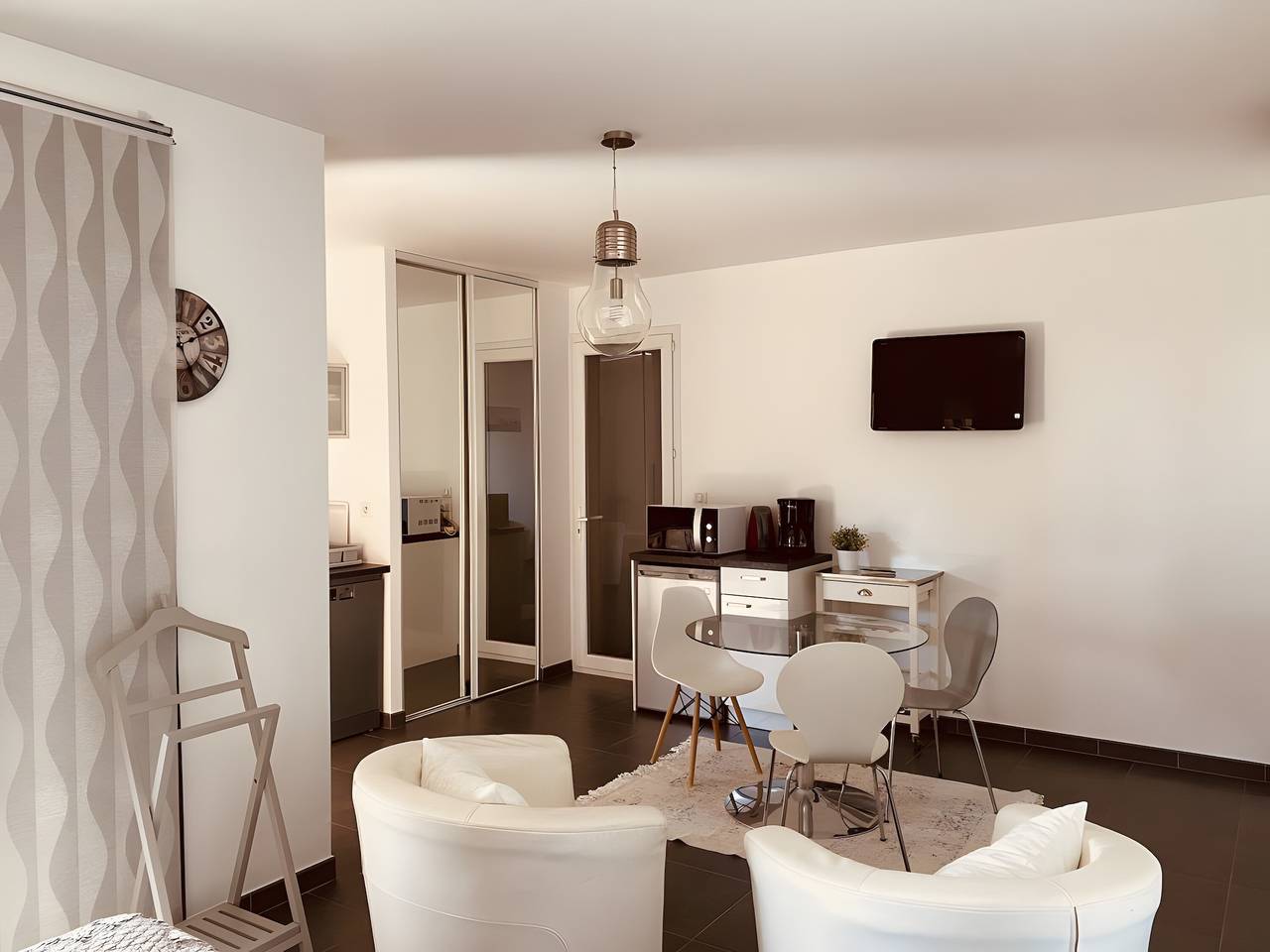 Gehele studio, Studio "1 - Le Mas Du Soleil" met gedeeld zwembad, wifi en airconditioning in Sainte-Maxime, Draguignan en omgeving