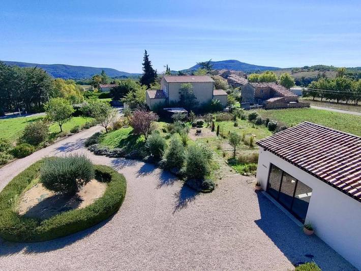 Location de vacances pour 6 personnes, avec vue ainsi que piscine et jardin, animaux acceptés à Ongles - 4