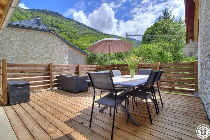 Location de vacances pour 6 personnes, avec Jardin à Chézery-Forens