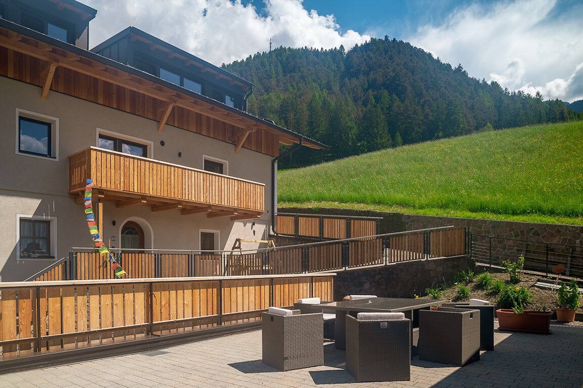 Holiday Apartment "Planerhof Apartment Lilie" with Mountain View, Shared Terrace and Wi-Fi in Pardell, Villnöß