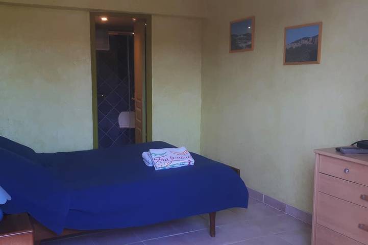 Gîte pour 2 personnes, avec jardin et terrasse à Pierrefeu-du-Var - 2