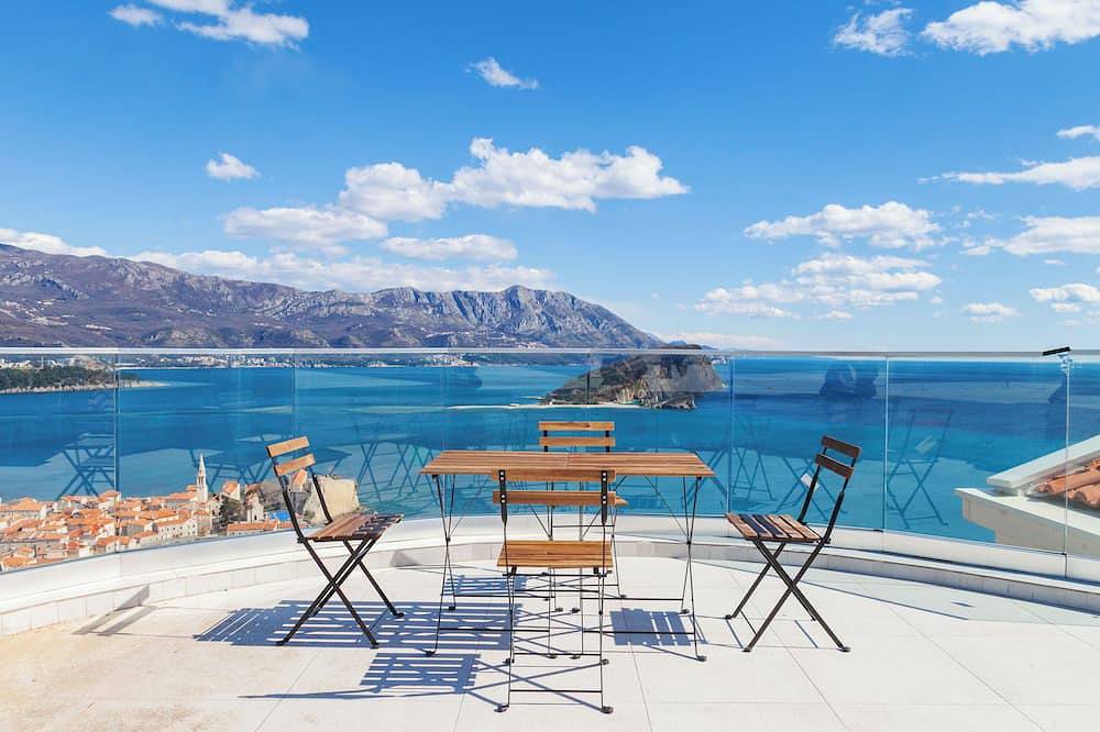 Entire apartment, Best View 4-bedroom apartment with swimming pool and private top-roof terrace in Budva, Opština Budva