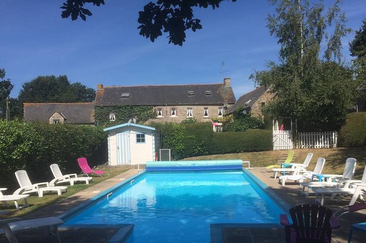 Gîte pour 4 personnes, avec Terrasse ainsi que Jardin et Piscine à Plouguenast