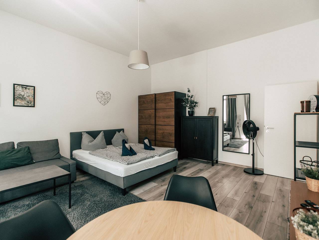 Ganze Ferienwohnung, Luga Homes - Gewandhaus - *Industrial* Studio mit Küche und Balkon in Leipzig Mitte, Leipzig