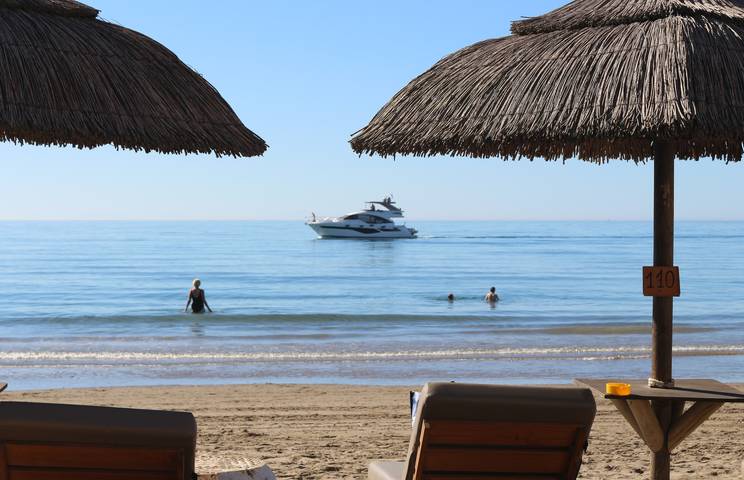 Villa voor 12 personen, with tuin and uitzicht as well as terras in Elviria