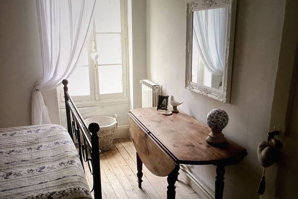 Spacious, light & airy, Romantic village home set off Monflanquin Village Square in Monflanquin, Región de Villeneuve-sur-Lot