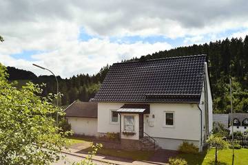 Chalet für 4 Personen, mit Garten und Balkon in Medebach