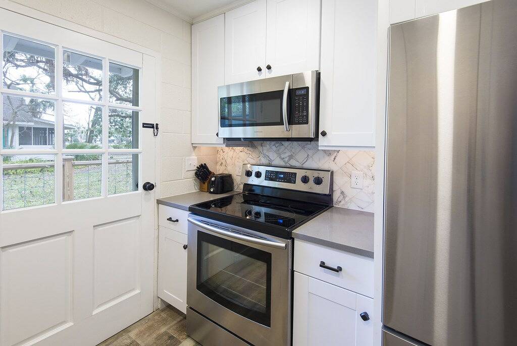 5 Minuten zu Fuß zum Strand !! Neu renoviert und gelistet. Professionell dekoriert in St. Simons Island, Glynn County