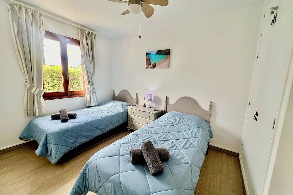 Beautiful bungalow near beach and amenities with 3 bedrooms & large pool in Arenal d'en Castell, Es Mercadal
