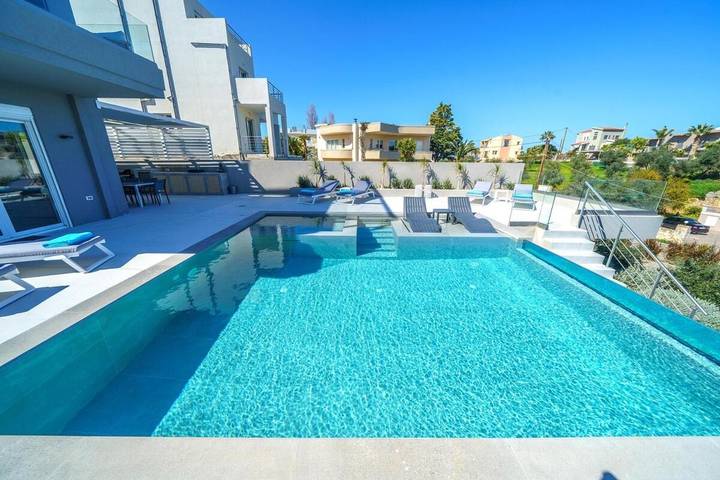 Location de vacances pour 8 personnes, avec Balcon et Terrasse ainsi que Jardin et Piscine dans Stalos - 3