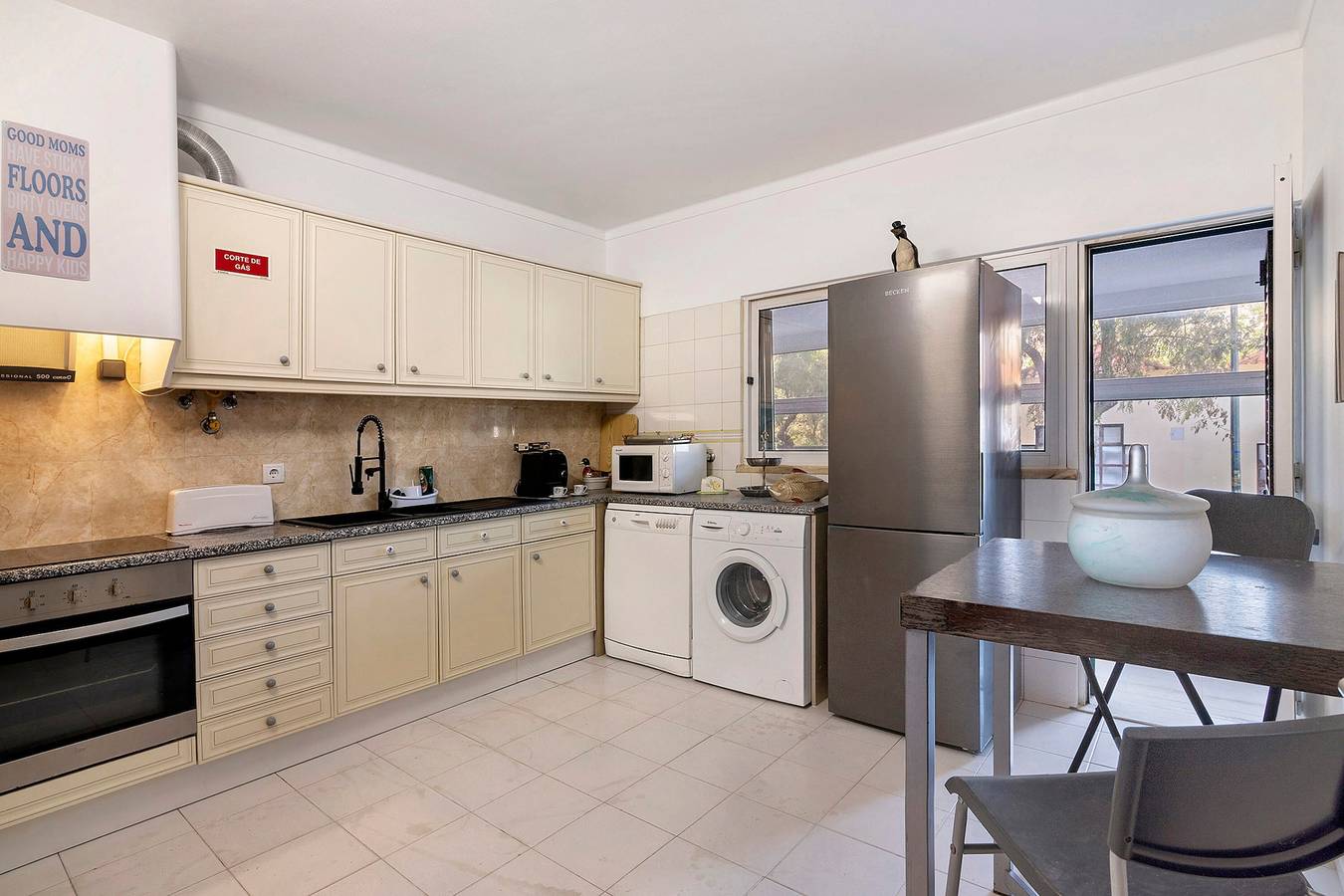 Appartement entier, Appartement de vacances central à Albufeira avec piscine partagée in Albufeira, District de Faro