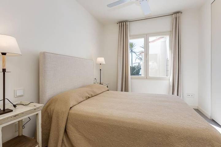 Location de vacances pour 12 personnes, avec terrasse et jardin ainsi que vue et piscine, animaux acceptés à Cabo Roig - 4