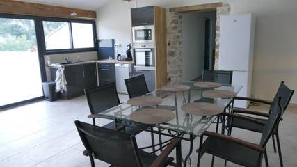 Gîte pour 5 personnes, avec vue ainsi que jardin et piscine à Cucugnan