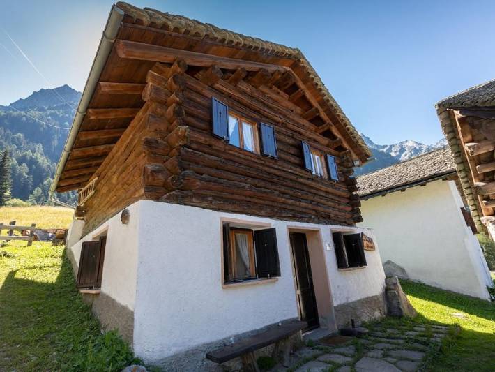 Chalet für 4 Personen, mit Balkon und Garten sowie Ausblick im Engadin