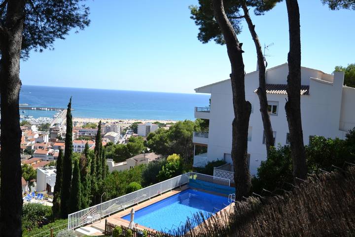 Apartamento para 8 personas, con vistas al mar y terraza además de piscina y jardín en Rocamaura