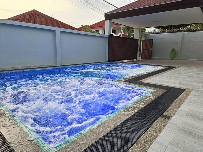 Villa pour 6 personnes, avec jardin et piscine ainsi que jacuzzi et bassin pour enfant à Pattaya