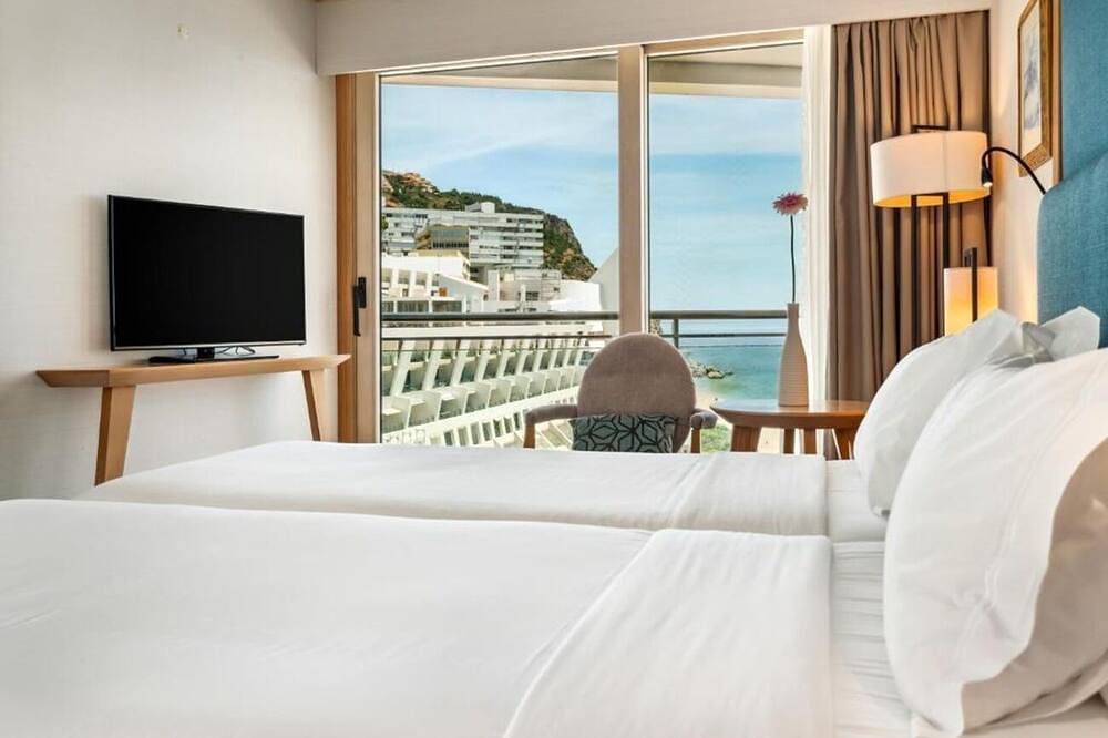 Charming Oceanfront Retreat w/ Balcony Views of Sesimbra’s Shores in Praia da Califórnia, Sesimbra