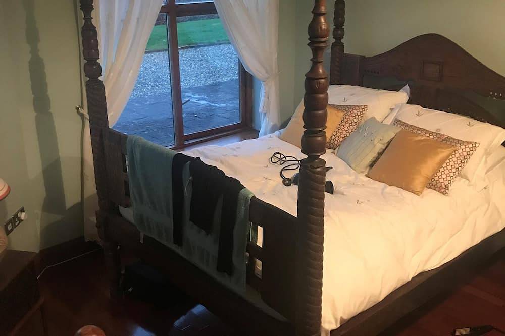 Idyllic and Unique House on the Lake in Lough Dreg