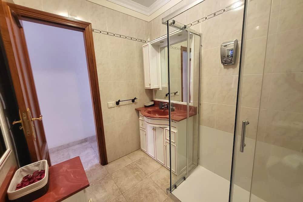 Entire apartment, Solarium, sea view, Wi-Fi, center of Los Cristianos, 50M. from beach in Los Cristianos, Arona