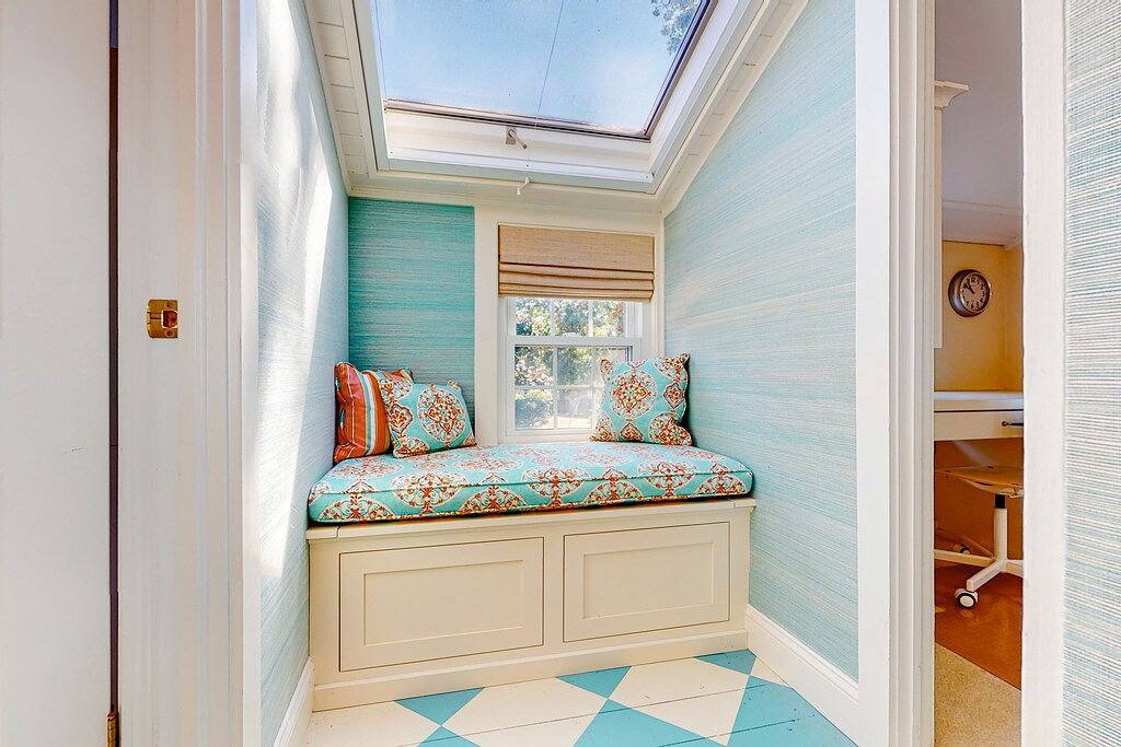 Quaint coastal home with fast Wifi, W/D, skylights, and outdoor grilling in Harwich Port, Harwich