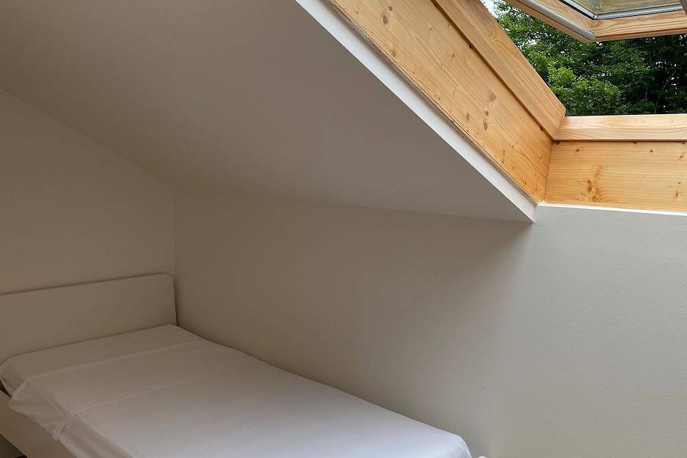 Apartamento entero, Apartamento 'La Mansarda' con vistas a la montaña, jardín compartido y aire acondicionado in Feltre, Grupo Cimonega