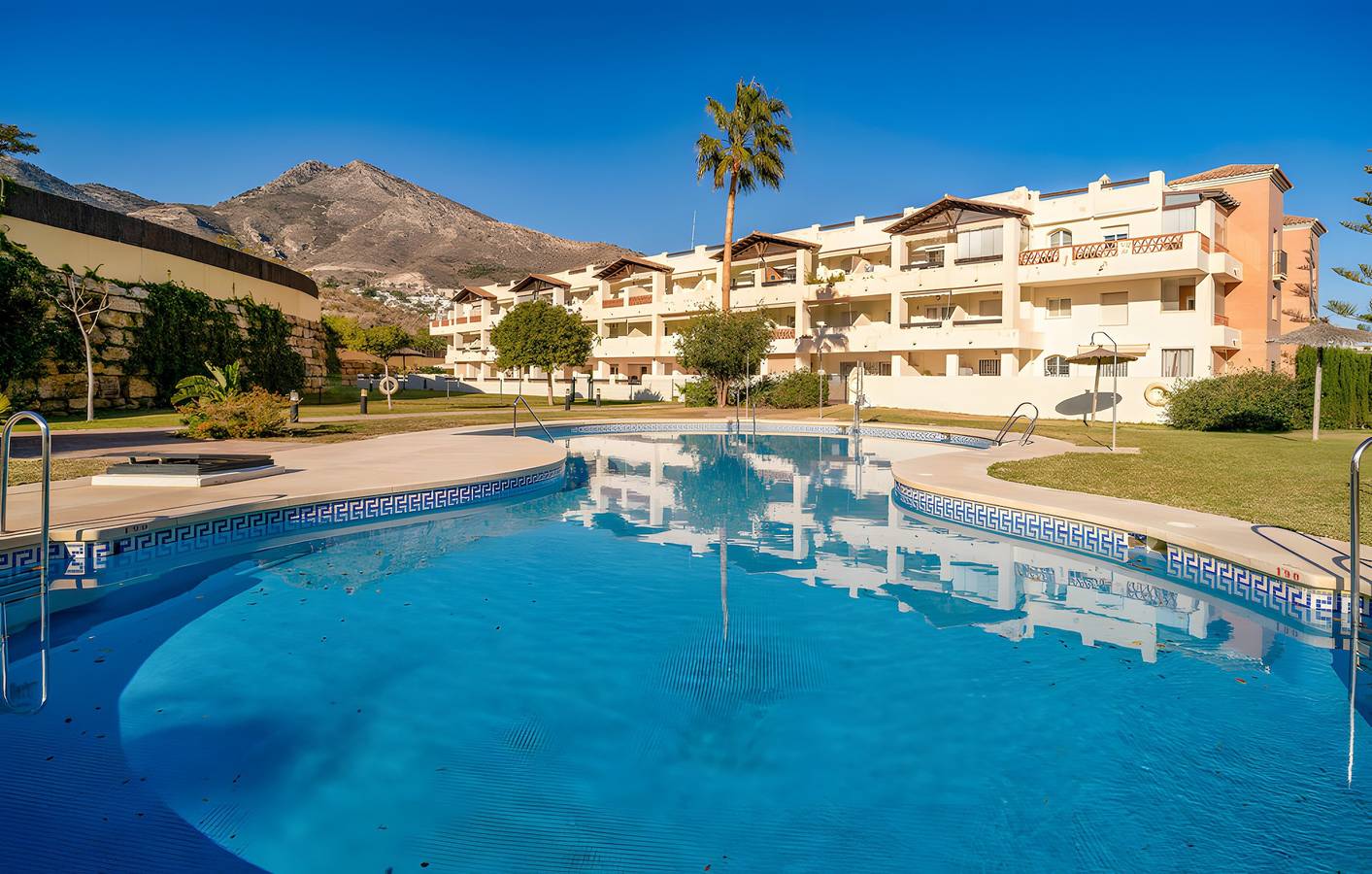 Entire apartment, Benalmádena-Arenal Golf Apartment with Shared Pool, Wi-Fi, and Air Conditioning in Torrequebrada, Benalmádena