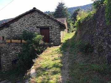 Gîte pour 6 personnes, avec balcon et vue à Dompnac