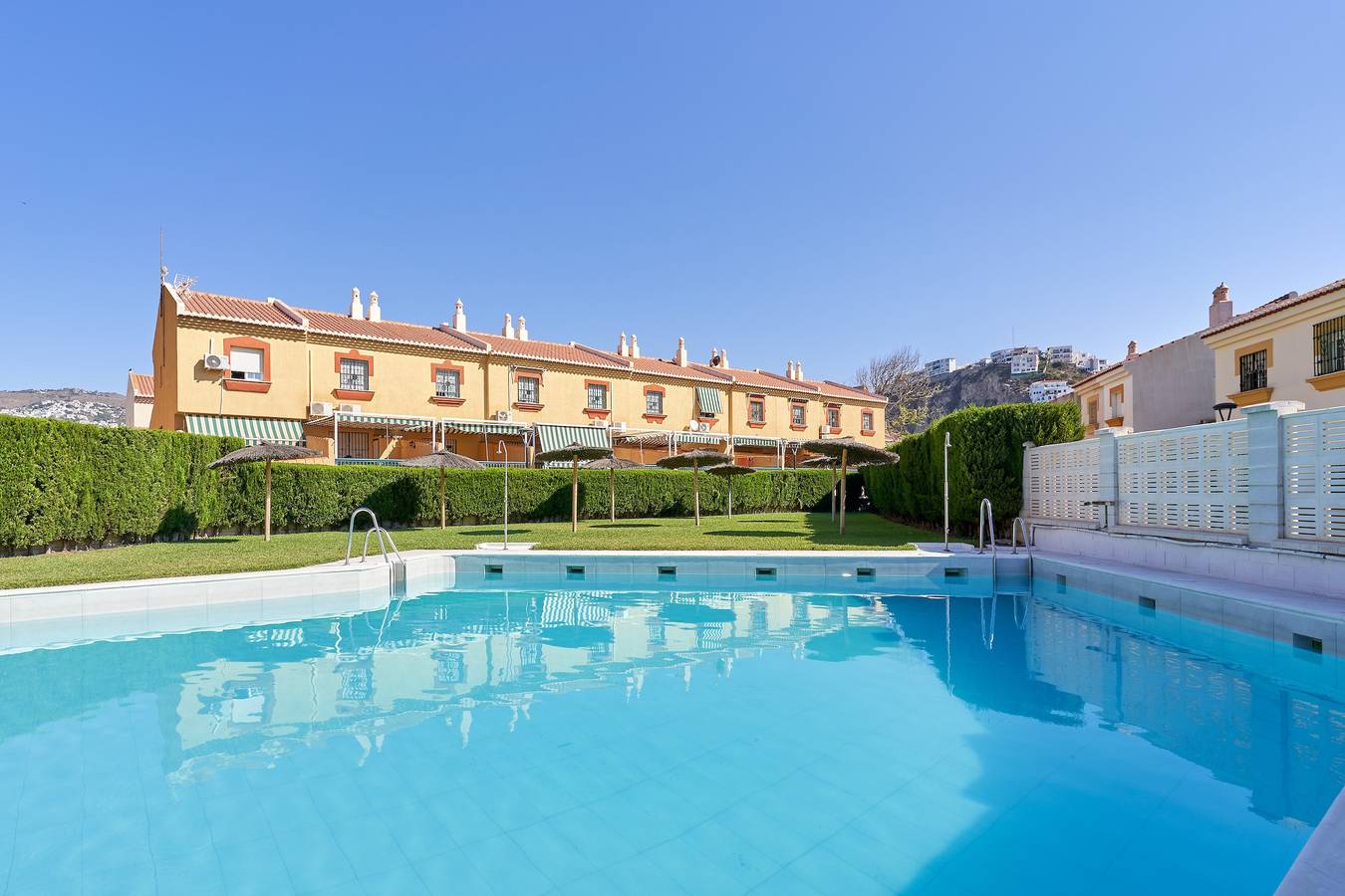 Casa de vacaciones 'Del Mar Salobreña' con piscina compartida, terraza privada y jardín compartido in Salobreña, Costa Tropical