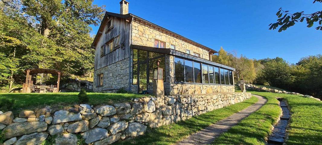 Gîte pour 11 personnes, avec jardin et terrasse