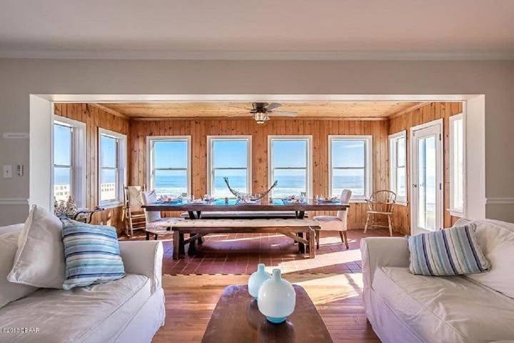 Vacation rental for 12 people, with yard and hot tub in Ormond Beach