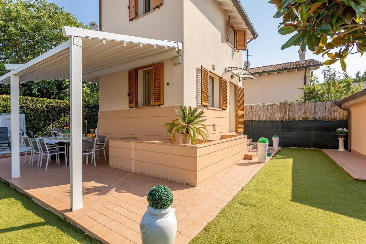 Villino Esse, Libero su 4 Lati più Dependance nel cuore della Versilia in Marina di Pietrasanta, Pietrasanta