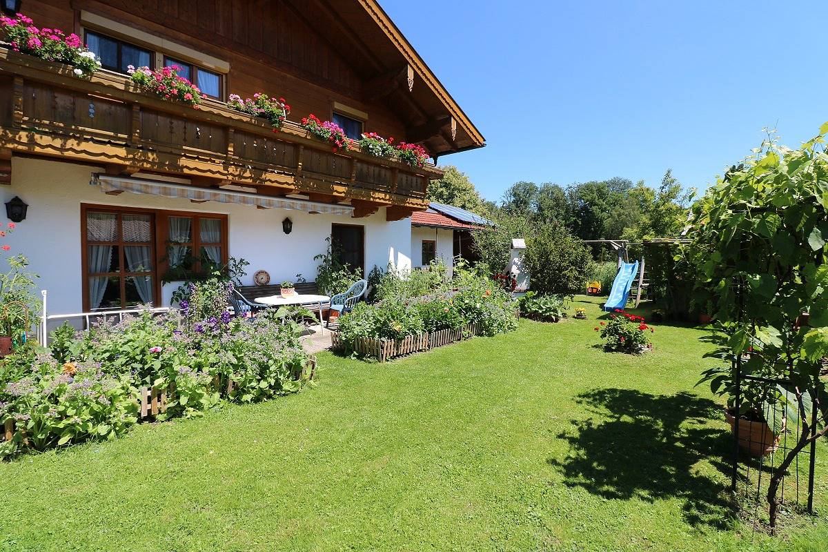 Ganze Ferienwohnung, Haus Blumenfeld-Schwaiger - Ferienwohnung bis 4 Pers., 88 qm, 2 sep. Schlafzimmer, Balkon in Übersee, Chiemsee