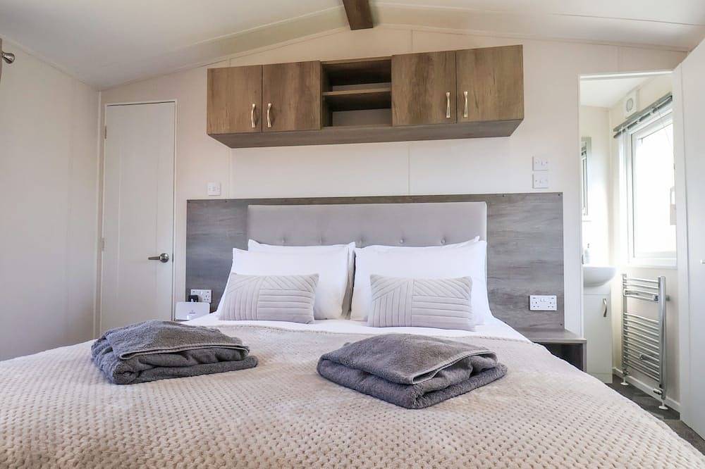 Primrose Lodge, pet friendly, luxury holiday cottage in Staithes in Runswick Bay, North York Moors National Park