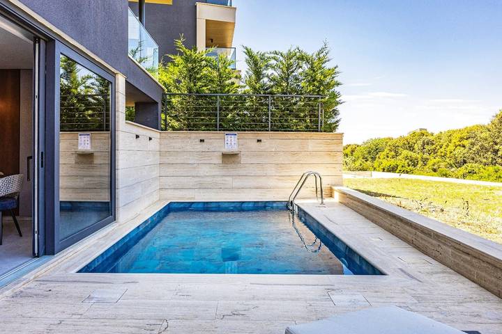 Ferienwohnung für 5 Personen, mit Terrasse und Garten in Petrcane