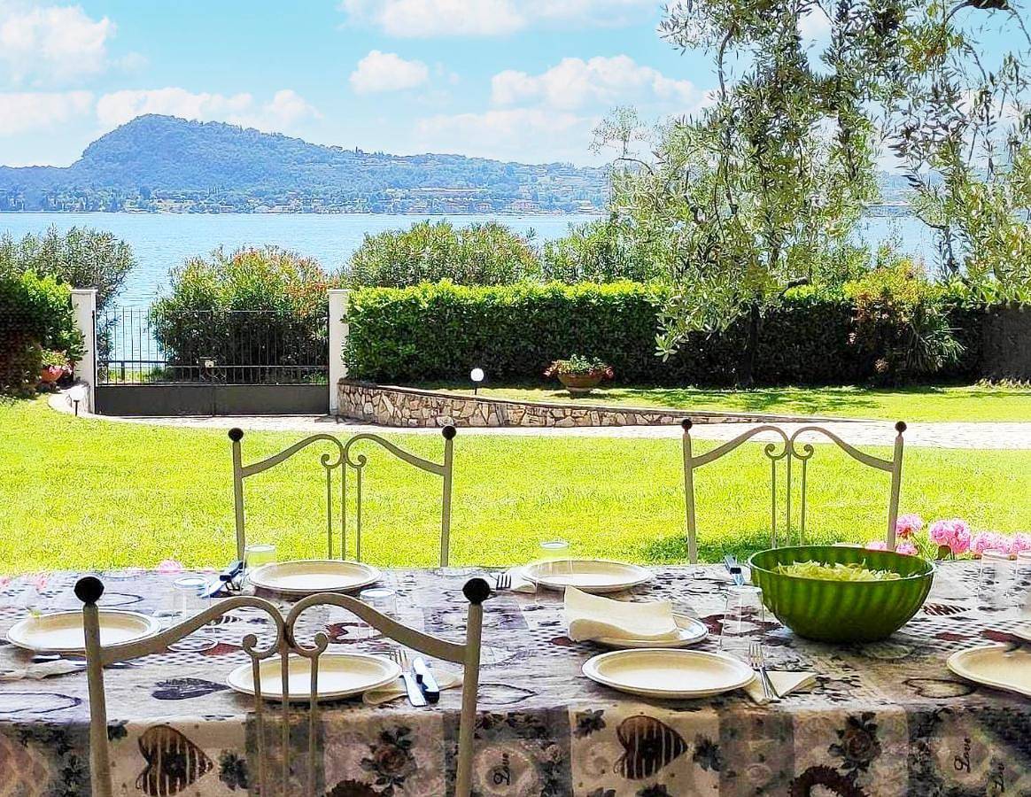 Villa Cecilia fronte spiaggia con aria condizionata e ampio giardino in Spiaggia Gardiola, San Felice del Benaco