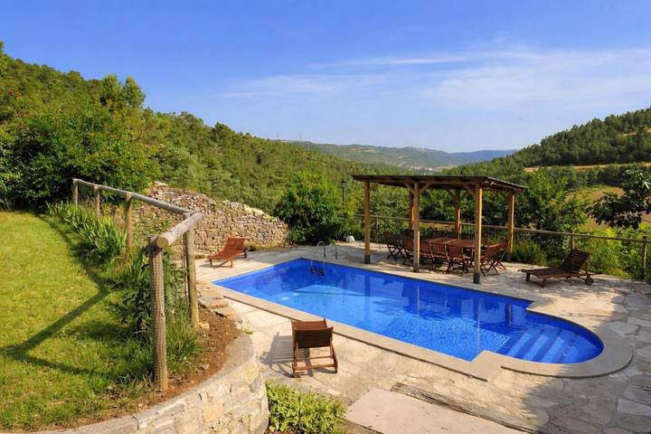 Casa rural para 18 personas, con piscina además de jardín y vistas en Noguera