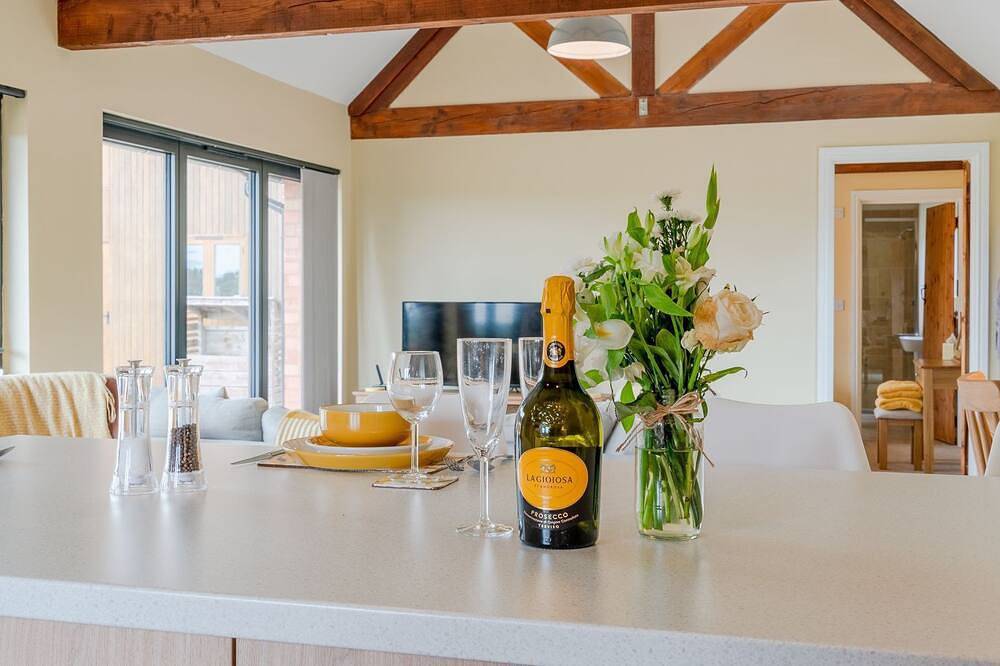Swifts Retreat at Oosland Barns - sleeps 2 guests  in 1 bedroom in Bidford on Avon, Warwickshire