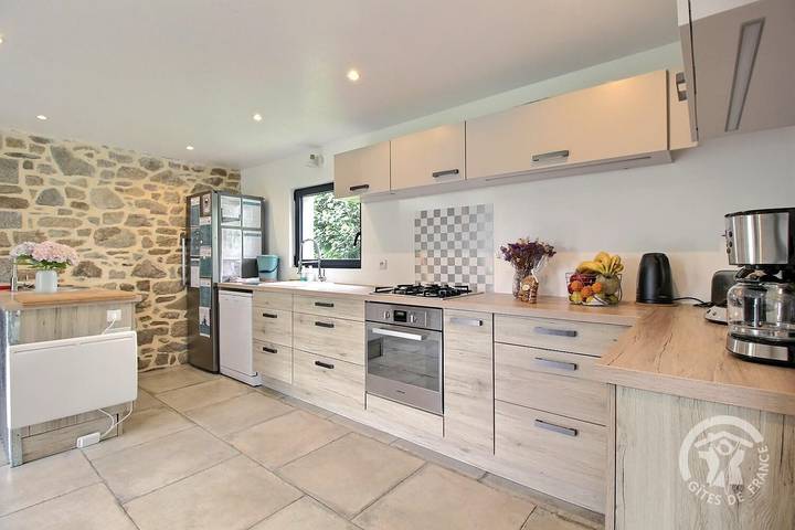 Gîte pour 8 personnes, avec terrasse ainsi que piscine et jardin à Trélévern - 3