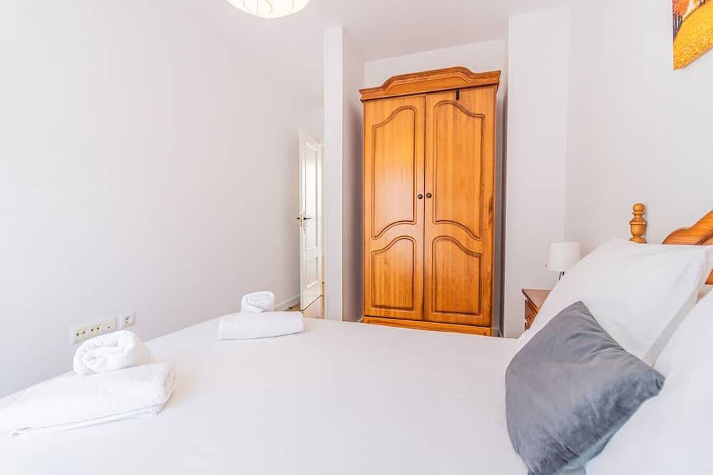 Entire apartment, Pyrenees Escape with Terrace & Bbq in Sabiñánigo, Spanish Pyrenees