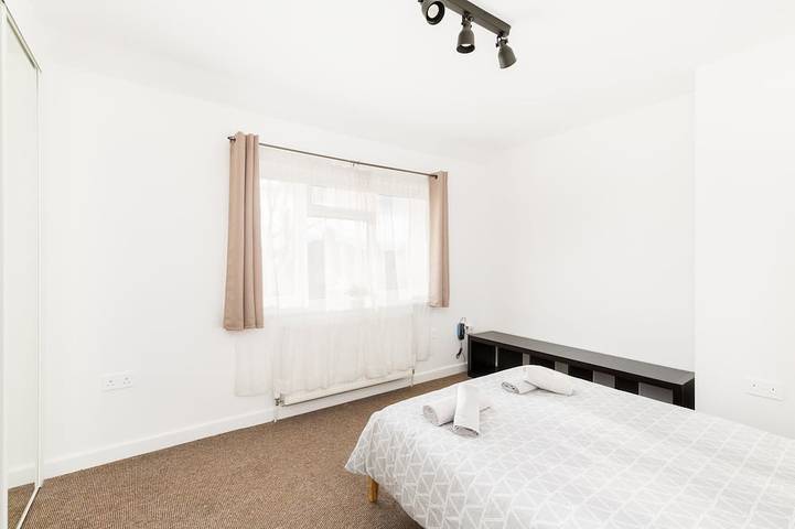 Quinton Essentials Birmingham House in Birmingham, Birmingham Area
