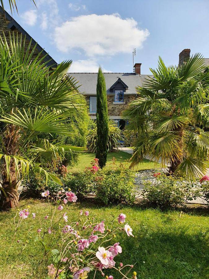 Chambre d’hôte pour 5 personnes, avec Terrasse ainsi que Jardin et Vue à Pontorson