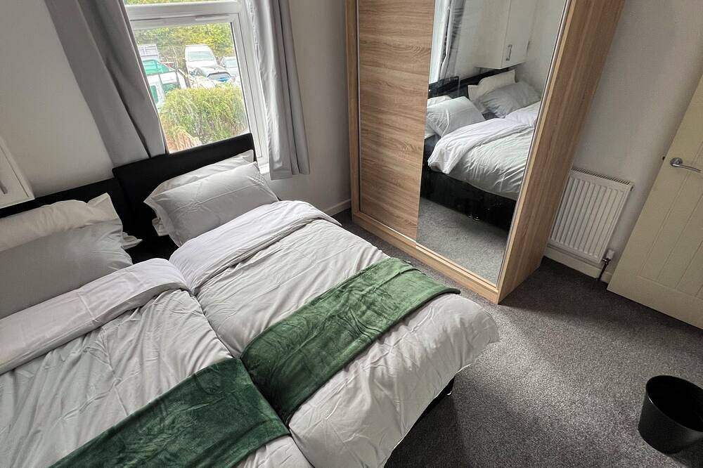 4 person cosy full house with garden access - close to city centre and Cbs arena in Coventry, Birmingham Area