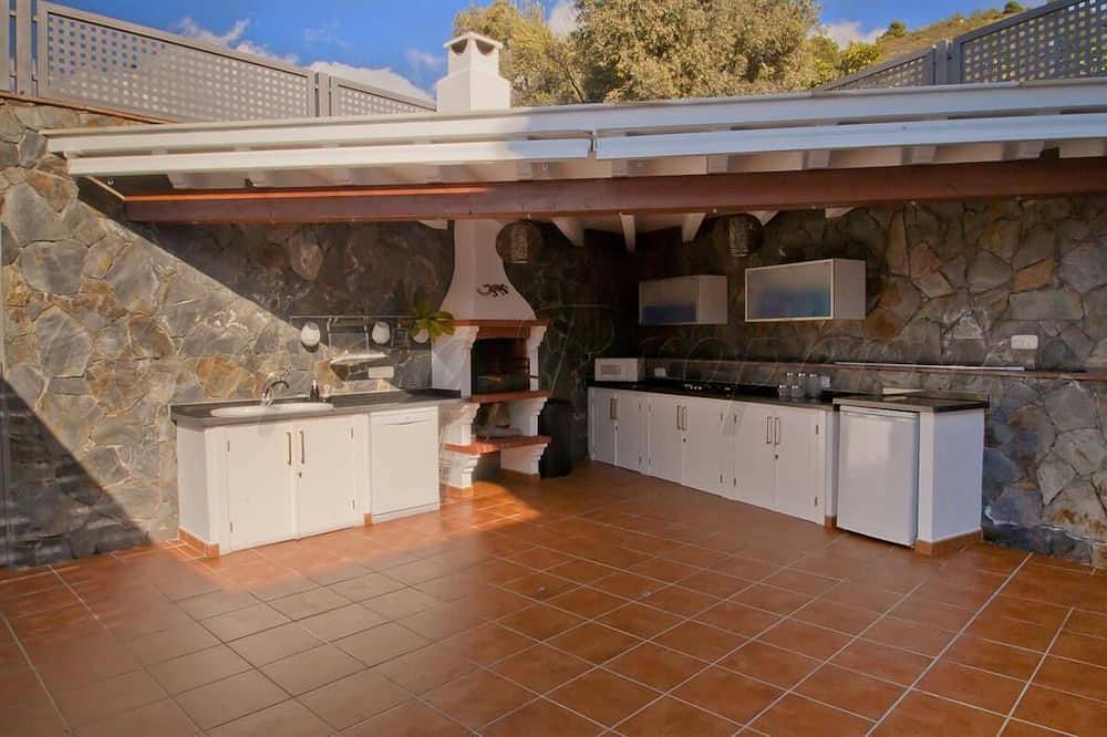 New luxury villa, 5 bedrooms, 5 bathrooms, private pool in Canillas de Albaida, Málaga Province