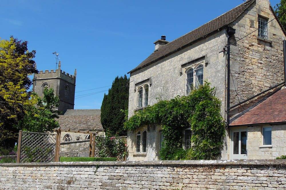 Rose Cottage, Rodborough - sleeps 6 guests  in 3 bedrooms in Stroud, Gloucestershire