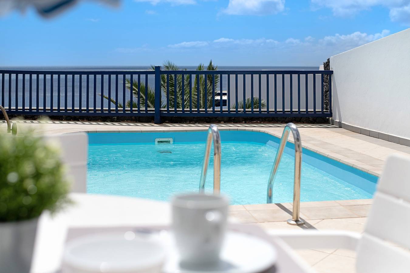 Villa 'Malvasia 22', avec vue mer, piscine chauffée, balcon, climatisation & Wi-Fi in Puerto Calero, Yaiza