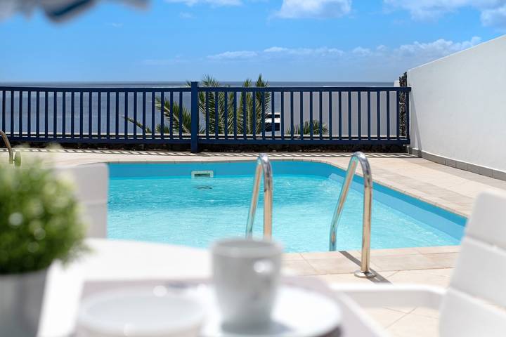 Villa "Malvasia 22" mit Meerblick, beheiztem Pool, Balkon, Klimaanlage und Wlan in Puerto Calero, Yaiza