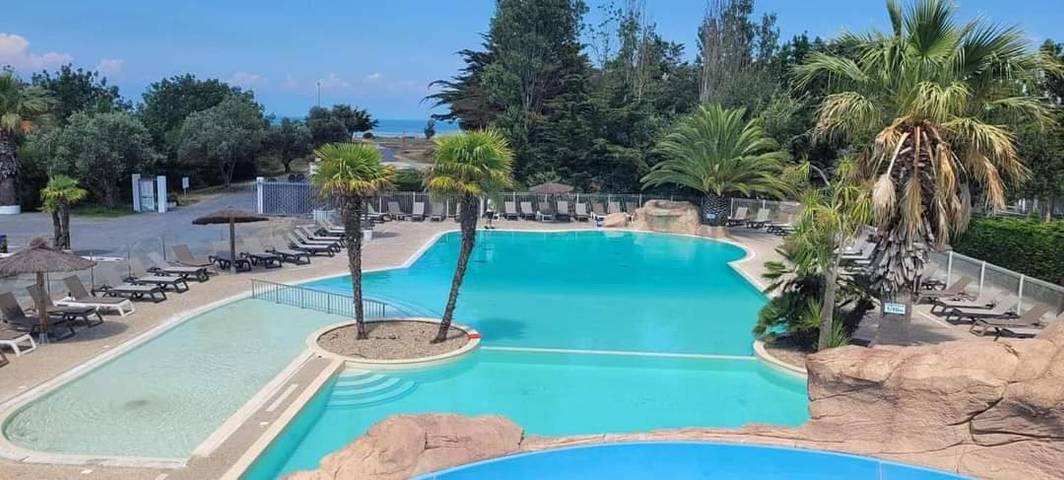Camping pour 4 personnes, avec sauna ainsi que jardin et piscine, adapté aux familles à Saint-Denis-d'Oléron