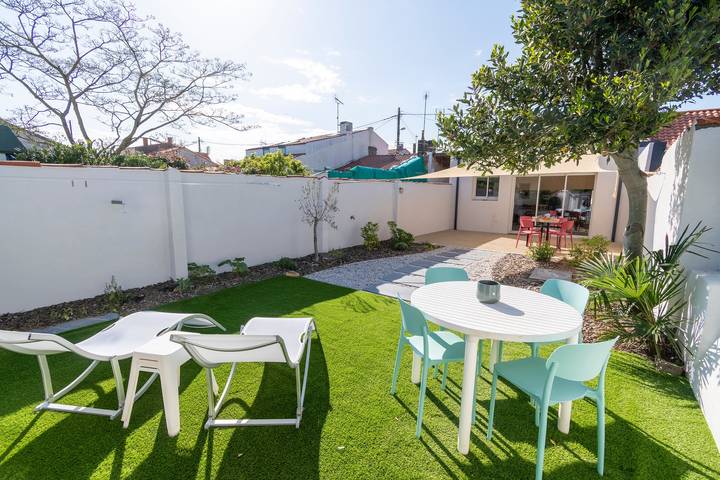 Location de vacances pour 4 personnes, avec Terrasse et Jardin dans Port Olona