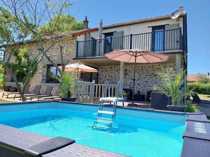 Location de vacances pour 8 personnes, avec piscine ainsi que jardin et vue à Saint-Sulpice-le-Dunois