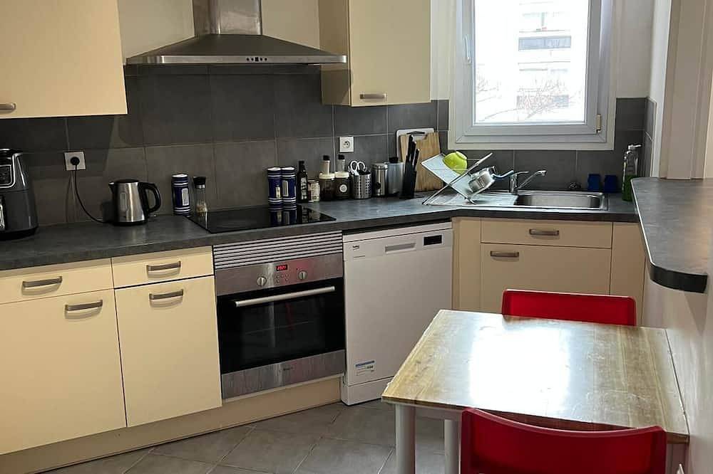 Room in a large shared apartment in Asnières-sur-Seine, Hauts-de-Seine